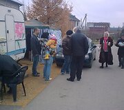 Būrelis D.Kedžio sekėjų žinių i&scaron; Panevėžio teismo trečiadienį laukė Garliavoje, Klonio gatvėje.