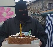 Būrelis D.Kedžio sekėjų žinių i&scaron; Panevėžio teismo trečiadienį laukė Garliavoje, Klonio gatvėje. Laukimas neprailgo, nes buvo &scaron;venčiamas vieno i&scaron; aktyvistų Vitalijaus Ker&scaron;io gimtadienis.