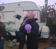 Būrelis D.Kedžio sekėjų žinių i&scaron; Panevėžio teismo trečiadienį laukė Garliavoje, Klonio gatvėje. Laukimas neprailgo, nes buvo &scaron;venčiamas vieno i&scaron; aktyvistų Vitalijaus Ker&scaron;io gimtadienis.