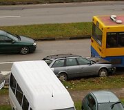 &bdquo;Audi&ldquo; automobilis sustojo įsirėžęs į autobuso galą.