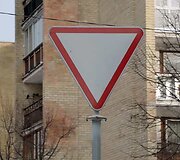 Pirmenybę nurodantys ženklai ir kitos saugumo priemonės &scaron;ioje sankryžoje įdiegtos tik po tragi&scaron;kos avarijos.