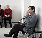 Liudytojas A.Ponedelskis (kairėje) pastebėjo, kad sėdęs į kaltinamųjų suolą G.Gedminas radikaliai pakeitė įvaizdį: &bdquo;Anksčiau atrodė labiau pasitikintis savimi. Buvo užsiauginęs mažą barzdelę su ūsiukas, ir i&scaron; veido pilnesnis atrodė.&ldquo;
