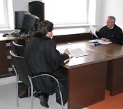 Prokuroras M.Barkauskas (kairėje) ir G.Gedmino advokatas ruo&scaron;iasi posėdžiui.