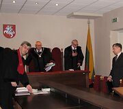 Teisėjų kolegija, prokuroras ir kaltinamasis R.Savickas (de&scaron;inėje) teisme.