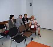 Posėdyje kartu su nukentėjusiais teisėjais dalyvavo lietuvių kalbos specialistė (kairėje), padėsianti teismui įvertinti kaltinamojo ra&scaron;ytų skundų turinį.