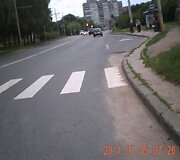 Troleibusas įžūliai lenkia dviratį