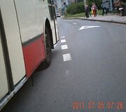 Troleibusas įžūliai lenkia dviratį