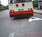 Troleibusas įžūliai lenkia dviratį