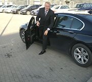 Nukentėjusys A.&Scaron;edžius atvyksta į Kęstučio Bridikio bylos nagrinėjimą teisme.