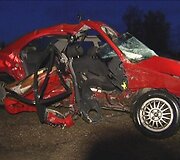 Per avariją sudaužytas 1995 m. laidos automobilis &bdquo;Mazda 323&ldquo;.
