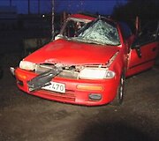 Per avariją sudaužytas 1995 m. laidos automobilis &bdquo;Mazda 323&ldquo;.