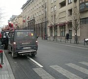 Puo&scaron;iamas Gedimino prospektas. &Scaron;ioje nuotraukoje užfiksuota, kad darbininkai &scaron;iurk&scaron;čiai pažeidė KET.