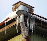 Sostinėje susirūpinta ant stogų atbrailų kabančiais lediniais varvekliais.