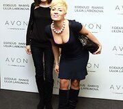 Ramunė Klivečkienė (de&scaron;inėje) su drauge