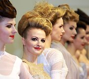 &bdquo;Pelenėje&ldquo; &ndash; vestuvinės kolekcijos ir naujausios &scaron;ukuosenų tendencijos