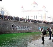 &Scaron;v.Patriko dienos proga Vilnios upė pažaliavo.
