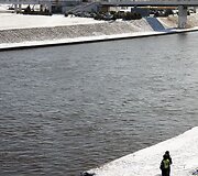 Sostinės centre i&scaron; Neries i&scaron;trauktas jaunos moters kūnas.