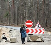 Valų kaimo vaikai į mokyklą pėsčiomis vaik&scaron;to 9 kilometrus