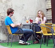 Vieni mėgavosi grynu oru, kiti  gaiviaisiais gėrimais.