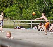 Žaliųjų ežerų pakrantes labiausiai mėgsta jaunimas.