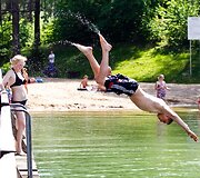 Žaliųjų ežerų pakrantes labiausiai mėgsta jaunimas.