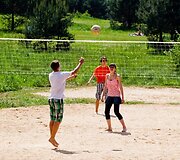 Pilaitėje esantį Salotės pakrantes nugula pėsčiomis atkeliaujantys moksleiviai.