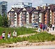 Pilaitėje esantį Salotės pakrantes nugula pėsčiomis atkeliaujantys moksleiviai.