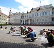 Akcija, skirta paminėti Drąsiaus Kedžio ir Laimutės Stankūnaitės dukros perdavimą motinai.
