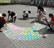 Akcija, skirta paminėti Drąsiaus Kedžio ir Laimutės Stankūnaitės dukros perdavimą motinai.