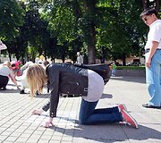 Akcija, skirta paminėti Drąsiaus Kedžio ir Laimutės Stankūnaitės dukros perdavimą motinai.