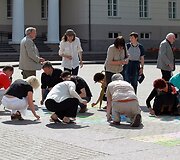 Akcija, skirta paminėti Drąsiaus Kedžio ir Laimutės Stankūnaitės dukros perdavimą motinai.