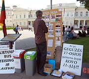 Akcija, skirta paminėti Drąsiaus Kedžio ir Laimutės Stankūnaitės dukros perdavimą motinai.