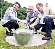 Įkasta simbolinė naujojo viaduko kapsulė.
