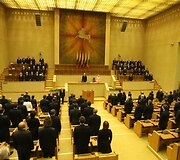 Seime i&scaron;kilmingo posėdžio metu paminėtas Lietuvos Nepriklausomybės atkūrimas. Nepriklausomybės aik&scaron;tėje i&scaron;kilmingai pakeltos Lietuvos, Latvijos ir Estijos vėliavos. Trimis salvėmis pagerbta &scaron;ių &scaron;alių nepriklausomybė.