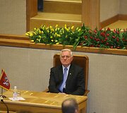 Seime i&scaron;kilmingo posėdžio metu paminėtas Lietuvos Nepriklausomybės atkūrimas. Nepriklausomybės aik&scaron;tėje i&scaron;kilmingai pakeltos Lietuvos, Latvijos ir Estijos vėliavos. Trimis salvėmis pagerbta &scaron;ių &scaron;alių nepriklausomybė.