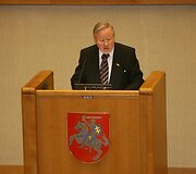 Seime i&scaron;kilmingo posėdžio metu paminėtas Lietuvos Nepriklausomybės atkūrimas. Nepriklausomybės aik&scaron;tėje i&scaron;kilmingai pakeltos Lietuvos, Latvijos ir Estijos vėliavos. Trimis salvėmis pagerbta &scaron;ių &scaron;alių nepriklausomybė.
