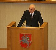 Seime i&scaron;kilmingo posėdžio metu paminėtas Lietuvos Nepriklausomybės atkūrimas. Nepriklausomybės aik&scaron;tėje i&scaron;kilmingai pakeltos Lietuvos, Latvijos ir Estijos vėliavos. Trimis salvėmis pagerbta &scaron;ių &scaron;alių nepriklausomybė.