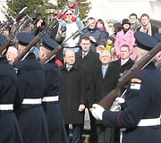 Seime i&scaron;kilmingo posėdžio metu paminėtas Lietuvos Nepriklausomybės atkūrimas. Nepriklausomybės aik&scaron;tėje i&scaron;kilmingai pakeltos Lietuvos, Latvijos ir Estijos vėliavos. Trimis salvėmis pagerbta &scaron;ių &scaron;alių nepriklausomybė.