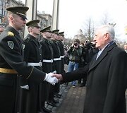 Seime i&scaron;kilmingo posėdžio metu paminėtas Lietuvos Nepriklausomybės atkūrimas. Nepriklausomybės aik&scaron;tėje i&scaron;kilmingai pakeltos Lietuvos, Latvijos ir Estijos vėliavos. Trimis salvėmis pagerbta &scaron;ių &scaron;alių nepriklausomybė.