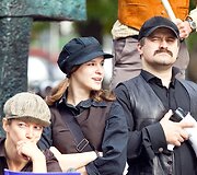 Naują sezoną Keistuolių teatras pristatė žygiu su dviračiais.