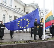 Lietuvos, Europos Sąjungos ir NATO vėliavų pakėlimas S.Daukanto aik&scaron;tėje, minint Lietuvos įsijungimo į &Scaron;iaurės Atlanto Sutarties Organizaciją (NATO) 5-ąsias metines