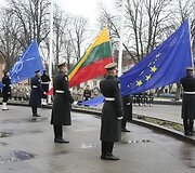 Lietuvos, Europos Sąjungos ir NATO vėliavų pakėlimas S.Daukanto aik&scaron;tėje, minint Lietuvos įsijungimo į &Scaron;iaurės Atlanto Sutarties Organizaciją (NATO) 5-ąsias metines