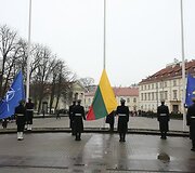 Lietuvos, Europos Sąjungos ir NATO vėliavų pakėlimas S.Daukanto aik&scaron;tėje, minint Lietuvos įsijungimo į &Scaron;iaurės Atlanto Sutarties Organizaciją (NATO) 5-ąsias metines
