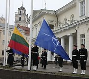 Lietuvos, Europos Sąjungos ir NATO vėliavų pakėlimas S.Daukanto aik&scaron;tėje, minint Lietuvos įsijungimo į &Scaron;iaurės Atlanto Sutarties Organizaciją (NATO) 5-ąsias metines