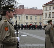 Lietuvos, Europos Sąjungos ir NATO vėliavų pakėlimas S.Daukanto aik&scaron;tėje, minint Lietuvos įsijungimo į &Scaron;iaurės Atlanto Sutarties Organizaciją (NATO) 5-ąsias metines