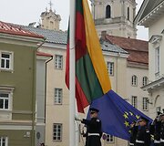 Lietuvos, Europos Sąjungos ir NATO vėliavų pakėlimas S.Daukanto aik&scaron;tėje, minint Lietuvos įsijungimo į &Scaron;iaurės Atlanto Sutarties Organizaciją (NATO) 5-ąsias metines