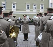 Lietuvos, Europos Sąjungos ir NATO vėliavų pakėlimas S.Daukanto aik&scaron;tėje, minint Lietuvos įsijungimo į &Scaron;iaurės Atlanto Sutarties Organizaciją (NATO) 5-ąsias metines