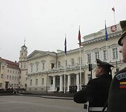 Lietuvos, Europos Sąjungos ir NATO vėliavų pakėlimas S.Daukanto aik&scaron;tėje, minint Lietuvos įsijungimo į &Scaron;iaurės Atlanto Sutarties Organizaciją (NATO) 5-ąsias metines