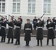 Lietuvos, Europos Sąjungos ir NATO vėliavų pakėlimas S.Daukanto aik&scaron;tėje, minint Lietuvos įsijungimo į &Scaron;iaurės Atlanto Sutarties Organizaciją (NATO) 5-ąsias metines