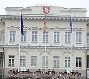 Lietuvos, Europos Sąjungos ir NATO vėliavų pakėlimas S.Daukanto aik&scaron;tėje, minint Lietuvos įsijungimo į &Scaron;iaurės Atlanto Sutarties Organizaciją (NATO) 5-ąsias metines